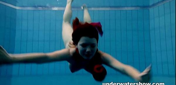  Redhead Mia stripping underwater